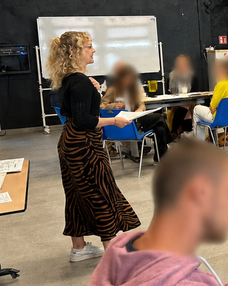 Ann Backes anime un atelier collectif d'équipe à Liège.
