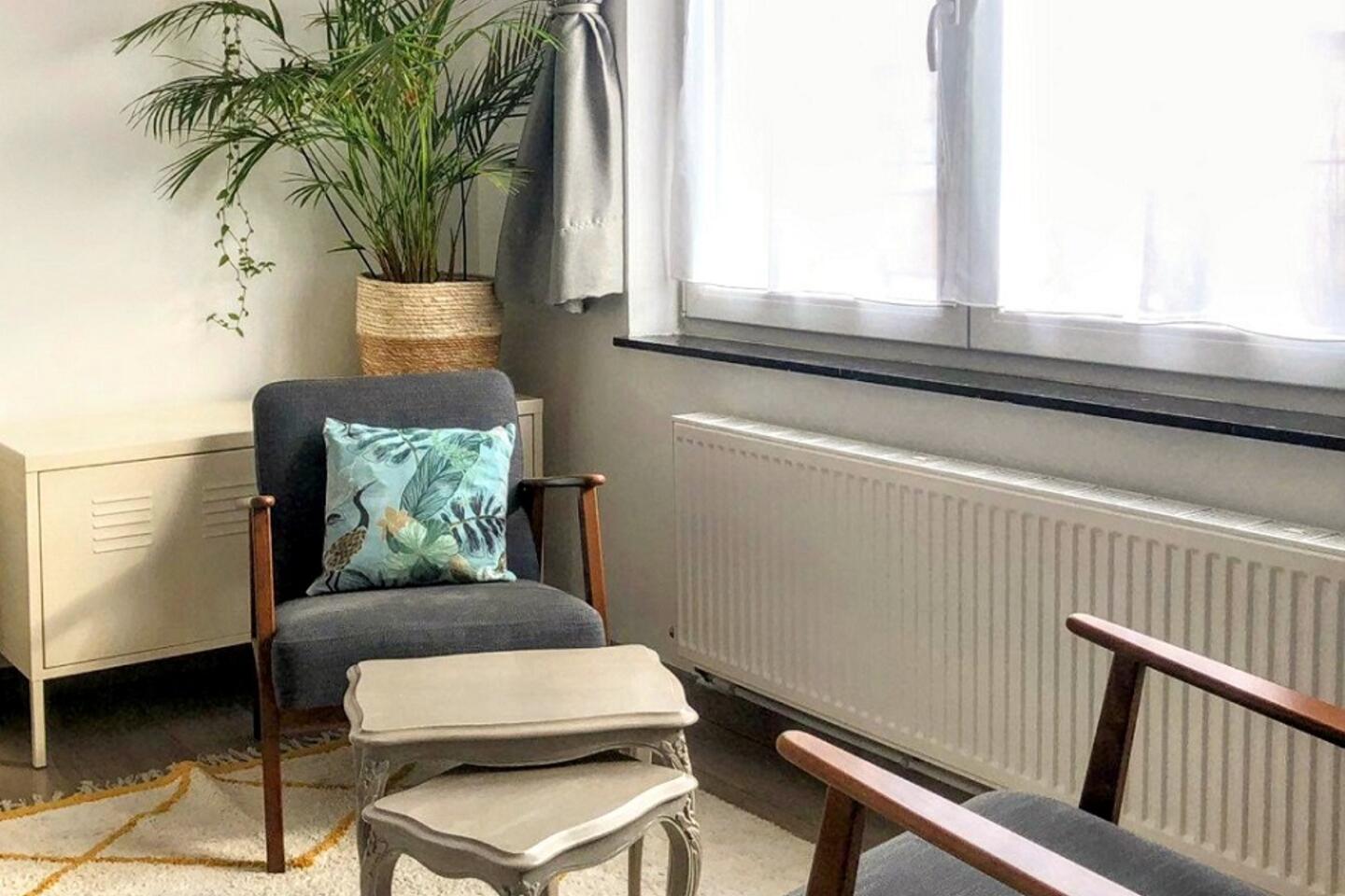Le cabinet de coaching d'Ann Backes à Liège, deux fauteuils disposés face à face près de la fenêtre