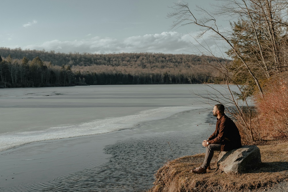 Personne pensive dans la nature, photo de Clay Banks